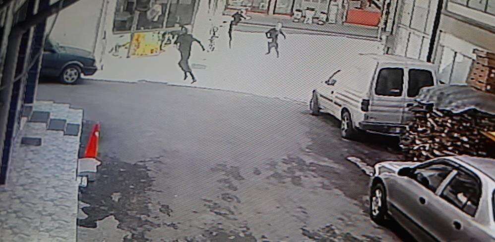 Silahlı saldırıya çakmakla karşılık verdiler! İlginç anlar kamerada 2